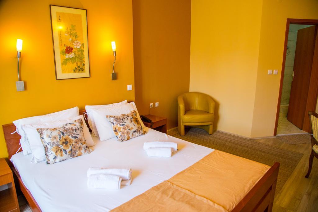 Hotel Pine Skopje Eksteriør bilde