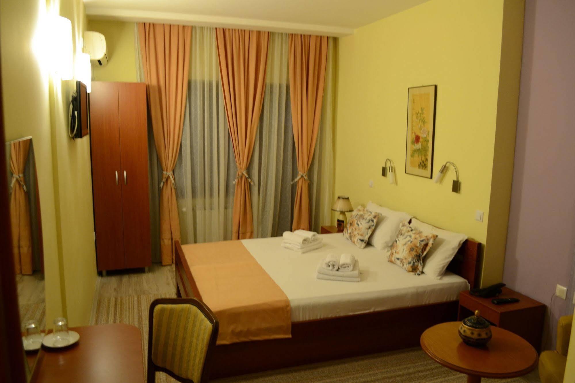 Hotel Pine Skopje Eksteriør bilde