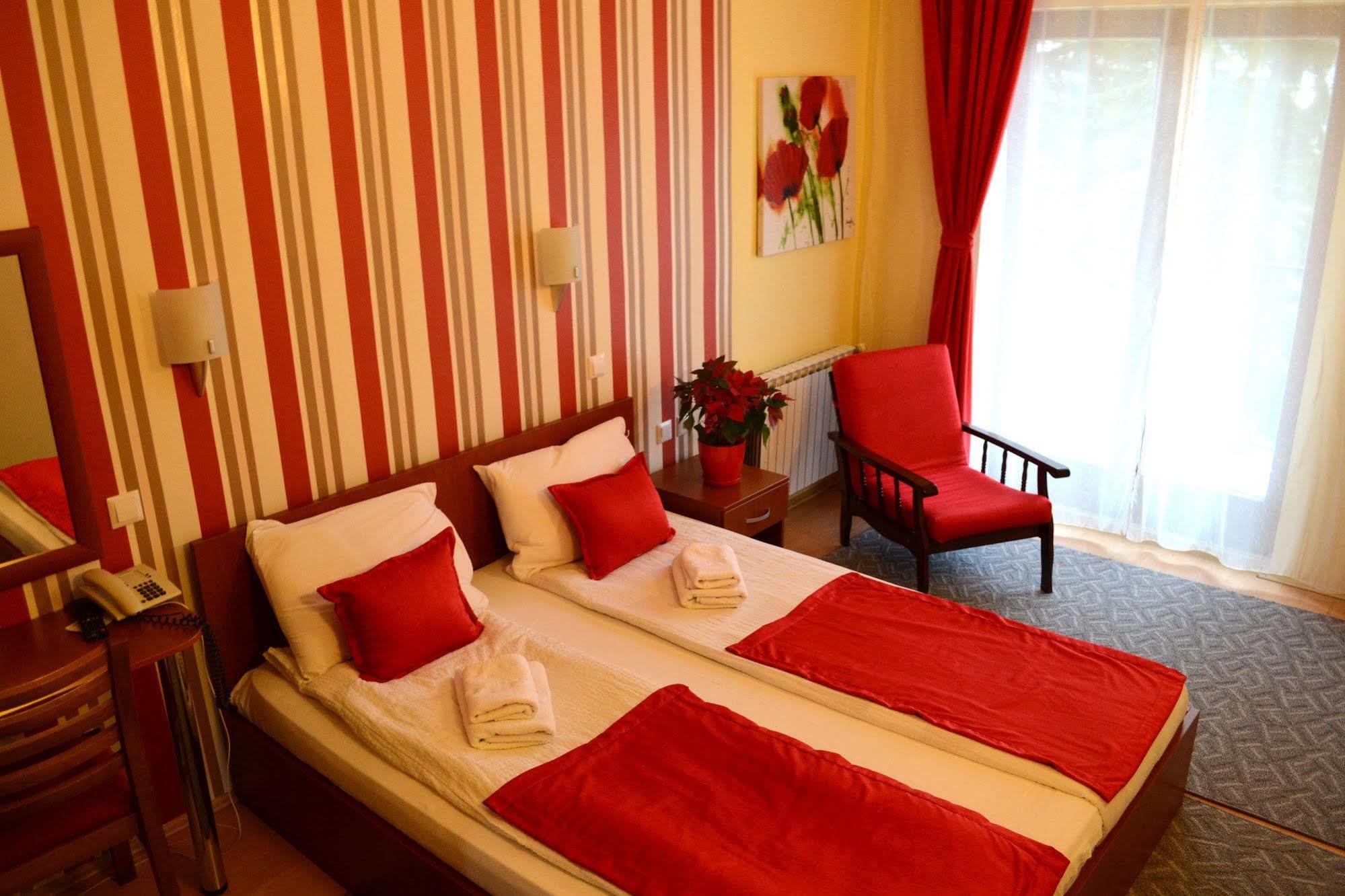 Hotel Pine Skopje Eksteriør bilde