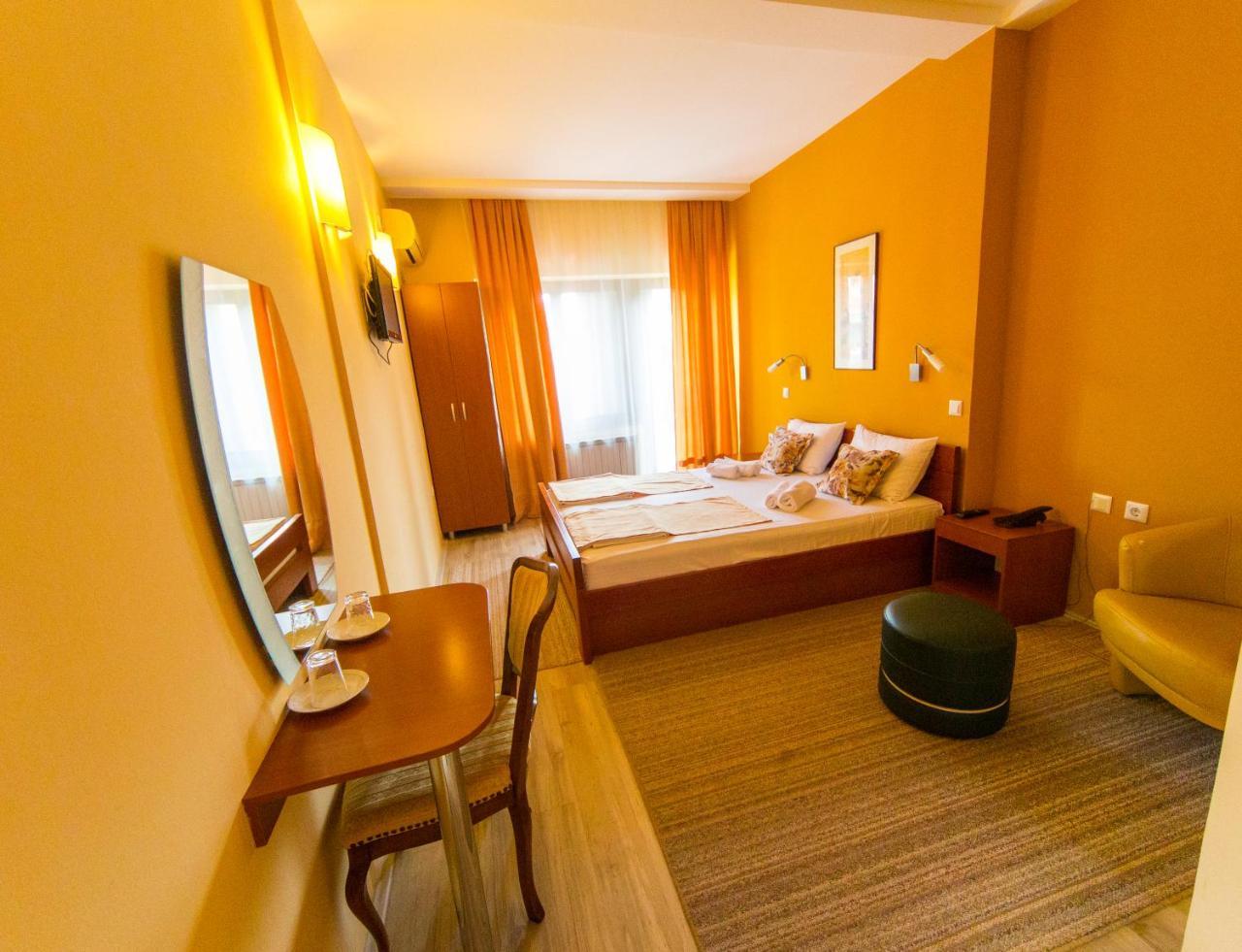 Hotel Pine Skopje Eksteriør bilde