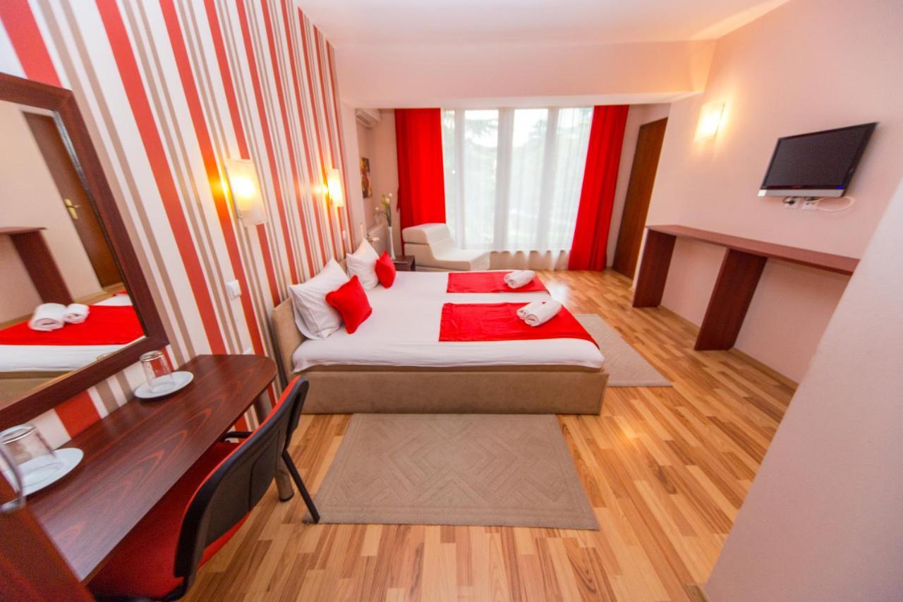Hotel Pine Skopje Eksteriør bilde