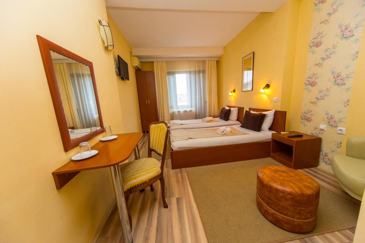 Hotel Pine Skopje Eksteriør bilde