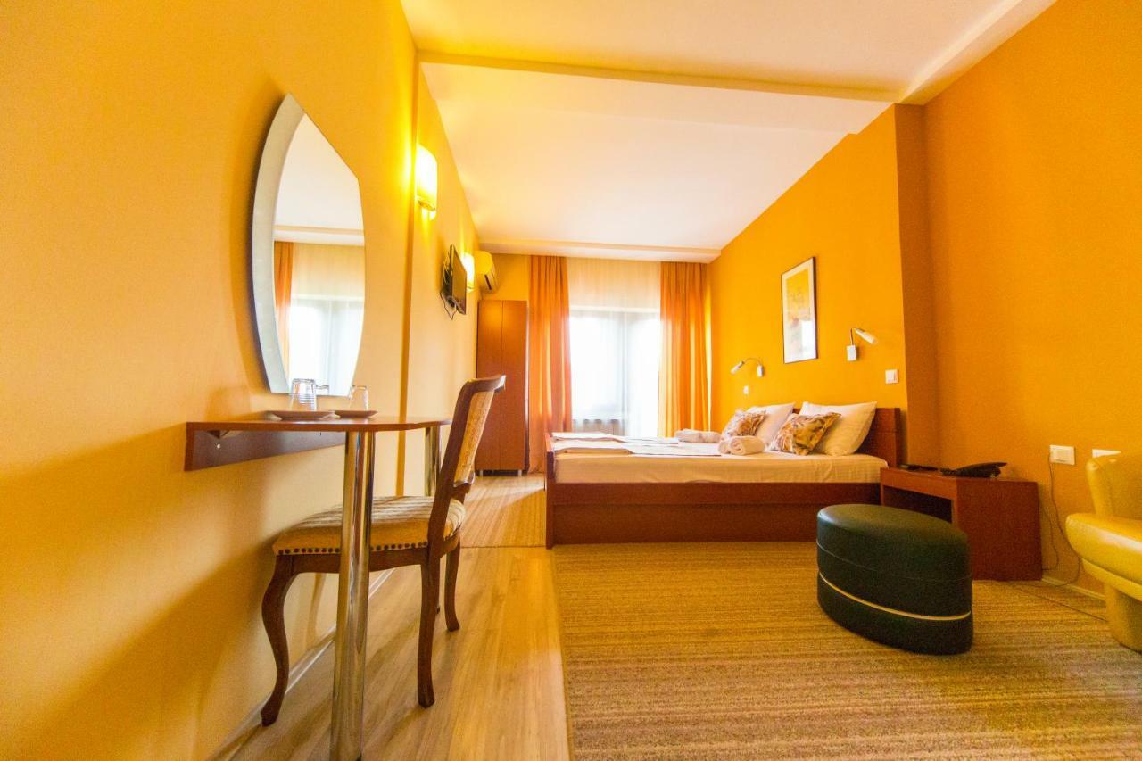 Hotel Pine Skopje Eksteriør bilde